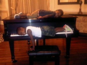 usher sons planking 300x300 Celebrity Planking Pics: Justin Bieber, Chris Brown, Katy Perry and More!